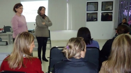 Enfermeiras apresentam a oficina contra violência para os presentes
