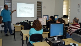 Professor Gamba dando aula para os presentes