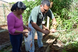 Participante do grupo mexe na horta