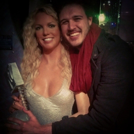 No Museu de Cera Madame Tussaud, os bonecos realmente parecem reais, para mim a cantora Britney Spears