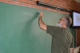 José Fernando realiza uma reflexão em forma de dinâmica com os participantes
