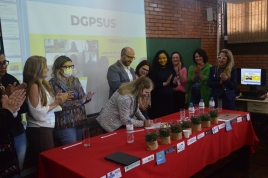 assinatura do pacto de compromisso no 2º Encontro Regional de Desenvolvimento da Gestão de Programas de Residência e da Preceptoria no Sistema Único de Saúde (SUS)