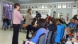 Enfermeiras apresentam a oficina contra violência para os presentes
