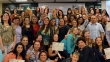 Alunos posam com certificados no final da cerimônia